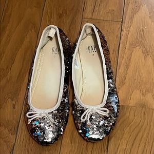 Gap Kids gold flip sequin bow tie ballet flat. Sz 3
Like new